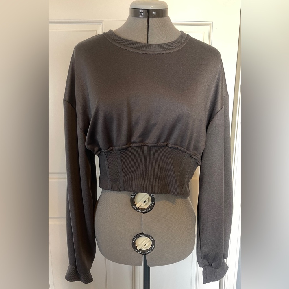 Women's Charcoal Gray Long Sleeve Cropped Sweatshirt